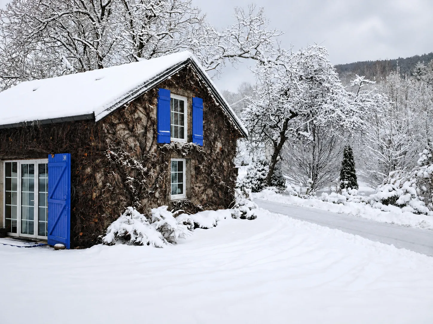 Le Petit Gîte, façade sous la neige